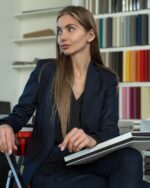 Костюм от вталено сако и права пола - Image 6