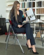 Костюм от вталено сако и тесен панталон - Image 2