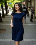 Рокля с джобове и трапецовиден силует от трико с щампа