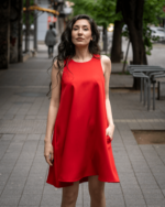 Свободна рокля с презрамки и клоширан силует