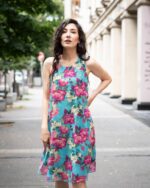 Свободна романтична рокля с презрамки и клоширан силует - Image 3