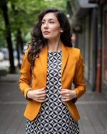 Вталено дамско сако с външни джобове