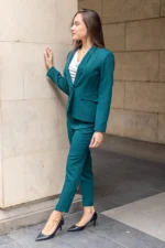 Дамски костюм от сако с едно копче и тесен панталон