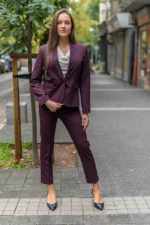 Дамски костюм от сако с едно копче и тесен панталон