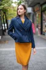 Късо дамско палто с двуредно закопчаване - Image 3