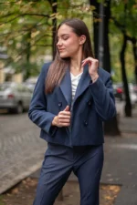 Късо дамско палто с двуредно закопчаване - Image 8