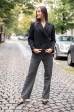 Късо дамско палто с двуредно закопчаване - Image 3