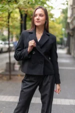 Късо дамско палто с двуредно закопчаване