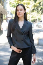 Двуредно дамско сако с 3/4 ръкав с цепка