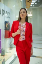 Костюм от двуредно дамско сако и ленен панталон с широк крачол - Image 2