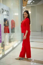 Костюм от двуредно дамско сако и ленен панталон с широк крачол - Image 3