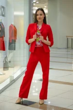 Костюм от двуредно дамско сако и ленен панталон с широк крачол