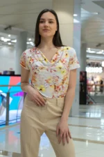 Трикотажна дамска блуза с къс ръкав и „гръцко” деколте