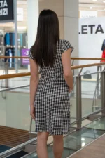 Дамска рокля с трапецовиден силует и джобове - Image 5