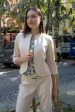 Дамски костюм от късо болеро и панталон - Image 4