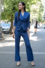 Костюм от двуредно дамско сако и ленен панталон с широк крачол