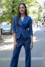 Костюм от двуредно дамско сако и ленен панталон с широк крачол - Image 2