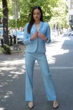 Дамски костюм от сако с едно копче и дамски панталон