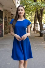 Вталена рокля със срязване в талията
