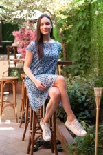 Дамска рокля с волани и къс ръкав