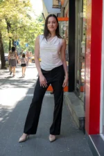 Трикотажна, дамска блуза без ръкави с гръцко деколте - Image 2