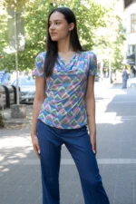 Трикотажна блуза с гръцко деколте