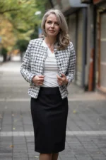 Късо дамско сако букле каре