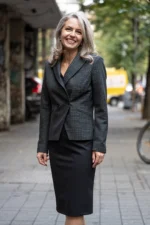 Двуредно дамско сако от плат каре - Image 10