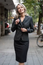 Двуредно дамско сако от плат каре - Image 9