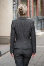 Двуредно дамско сако от плат каре - Image 8