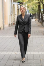 Двуредно дамско сако от плат каре - Image 7