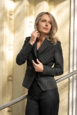 Двуредно дамско сако от плат каре - Image 4