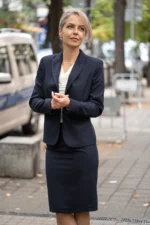 Дамски костюм от сако с остър ревер и класическа пола - Image 4