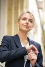 Дамски костюм от сако с остър ревер и широк панталон - Image 11