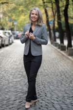 Дамски костюм от сако в сиво и панталон тип „цигара“