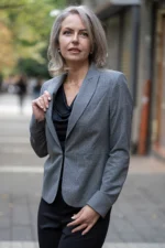 Дамски костюм от сако в сиво и панталон тип „цигара“ - Image 3