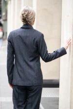 Дамски костюм от сако и панталон в десен райе - Image 2