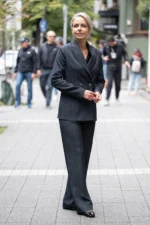 Дамски костюм от сако и панталон в десен райе