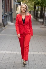 Дамски костюм в червено от сако и панталон