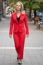 Дамски костюм в червено от сако и панталон - Image 3