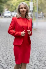 Елегантен дамски костюм в червено от сако и рокля
