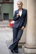 Елегантен дамски костюм с панталон и сако