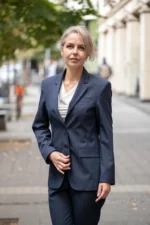 Елегантен дамски костюм с панталон и сако - Image 4