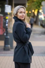 Черно дамско палто с голяма яка и колан - Image 6