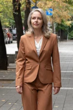 Елегантен дамски костюм в цвят камел - Image 11