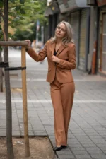 Елегантен дамски костюм в цвят камел - Image 9