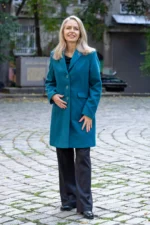 Дамско класическо вталено палто с ревери - Image 4