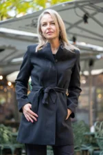 Вталено палто с подвижен колан