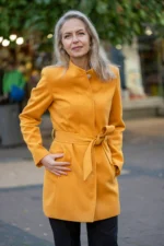 Вталено дамско палто с подвижен колан