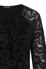 Детайл флорална дантела и фестониран маншет – рокля 5026-1 черна | Aleta Parizi